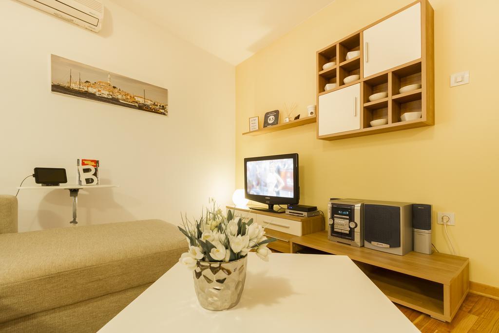 Apartments Sorriso Rovigno Esterno foto